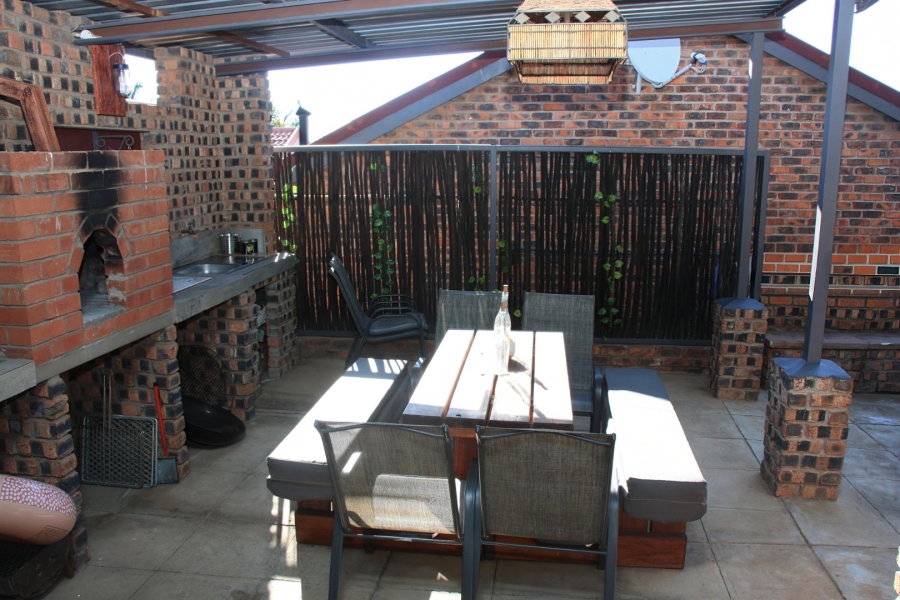 5 Bedroom Property for Sale in Langenhovenpark Free State